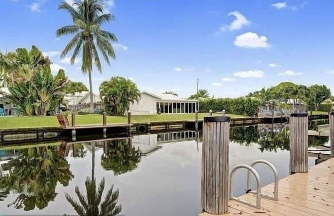 Luxury Waterfront Home Minutes from the Beach by RedAwning - Foto 35
