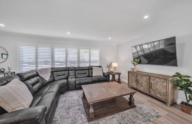 Luxury Waterfront Home Minutes from the Beach by RedAwning - Foto 12