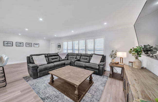 Luxury Waterfront Home Minutes from the Beach by RedAwning - Foto 13