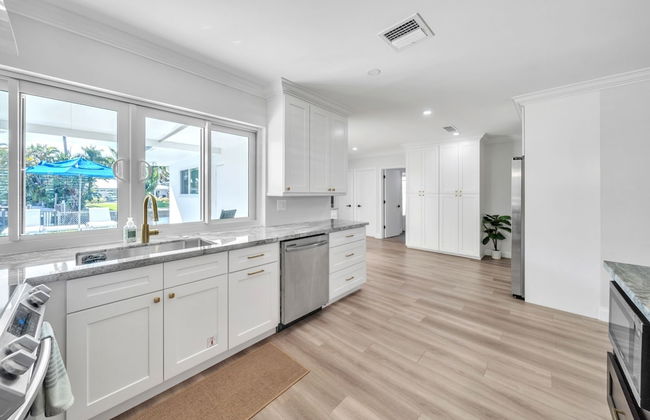 Luxury Waterfront Home Minutes from the Beach by RedAwning - Foto 9
