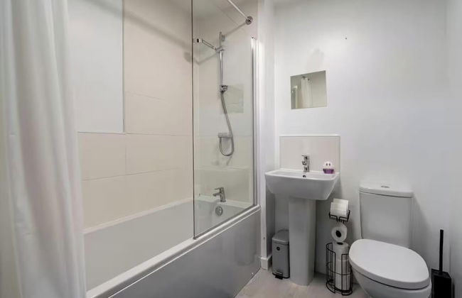 Charming 3 Bed Home in Stepps, Glasgow - Garden & Patio - Foto 34