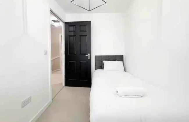 Charming 3 Bed Home in Stepps, Glasgow - Garden & Patio - Foto 8