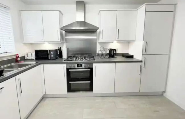 Charming 3 Bed Home in Stepps, Glasgow - Garden & Patio - Foto 41