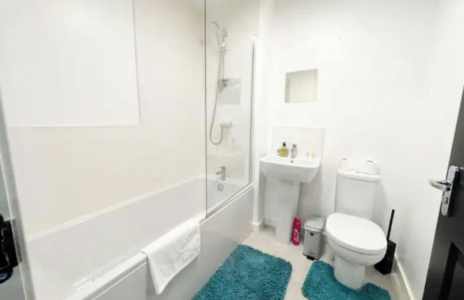 Charming 3 Bed Home in Stepps, Glasgow - Garden & Patio - Foto 32