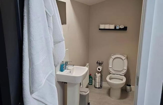 Charming 3 Bed Home in Stepps, Glasgow - Garden & Patio - Foto 29