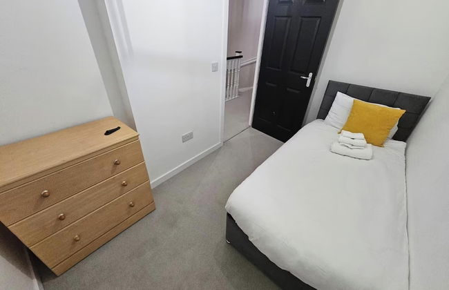 Charming 3 Bed Home in Stepps, Glasgow - Garden & Patio - Foto 7
