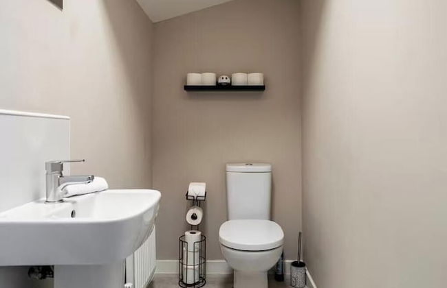 Charming 3 Bed Home in Stepps, Glasgow - Garden & Patio - Foto 37