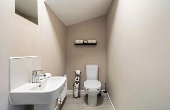 Charming 3 Bed Home in Stepps, Glasgow - Garden & Patio - Foto 36