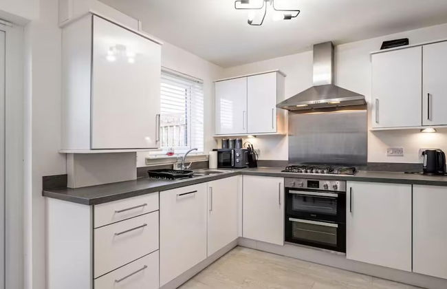 Charming 3 Bed Home in Stepps, Glasgow - Garden & Patio - Foto 42