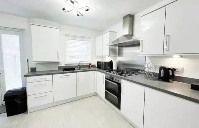 Charming 3 Bed Home in Stepps, Glasgow - Garden & Patio - Foto 39