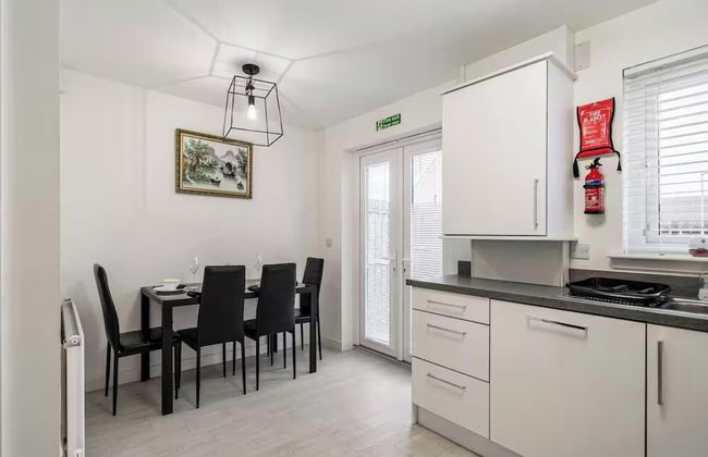 Charming 3 Bed Home in Stepps, Glasgow - Garden & Patio - Foto 45