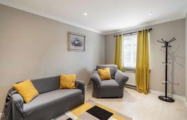 Charming 3 Bed Home in Stepps, Glasgow - Garden & Patio - Foto 1