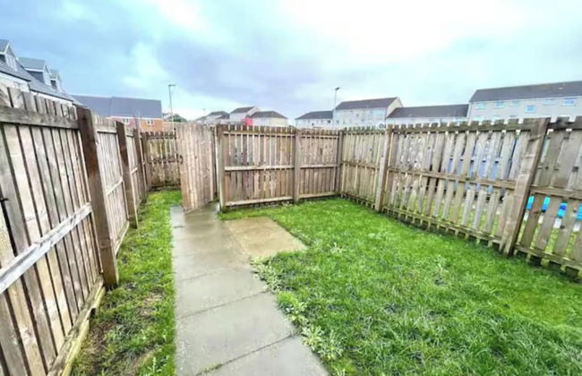 Charming 3 Bed Home in Stepps, Glasgow - Garden & Patio - Foto 59
