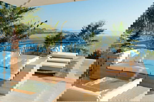 Photo 40 - Lavish Villa With Infinity Pool and Views