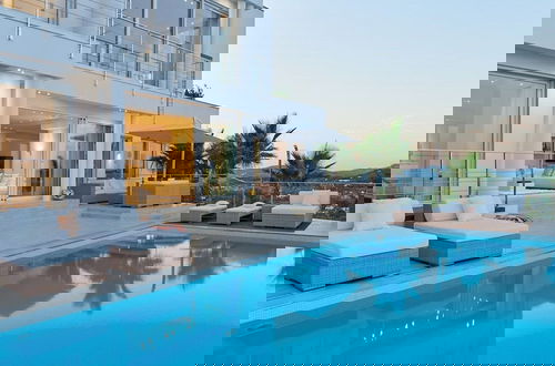 Photo 27 - Lavish Villa With Infinity Pool and Views