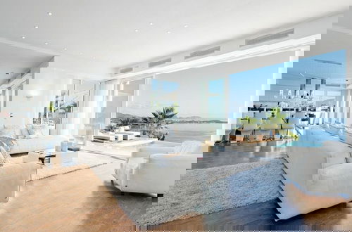 Photo 18 - Lavish Villa With Infinity Pool and Views