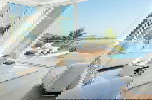 Photo 14 - Lavish Villa With Infinity Pool and Views