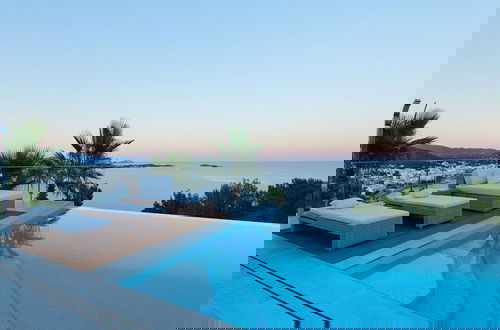 Photo 29 - Lavish Villa With Infinity Pool and Views