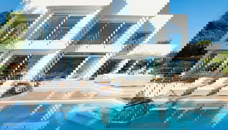 Photo 1 - Lavish Villa With Infinity Pool and Views