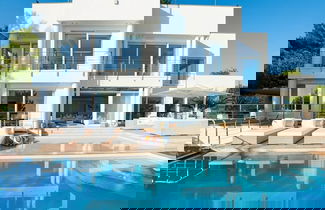 Foto 1 - Lavish Villa With Infinity Pool and Views