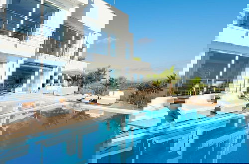 Photo 32 - Lavish Villa With Infinity Pool and Views