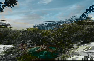 Foto 3 - Beautiful Jungle Loft With Rooftop Pool and Gym