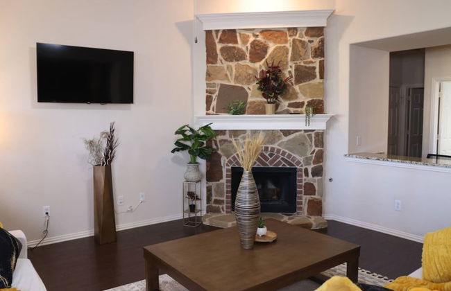 Homify360 5BR Home With Game Room Media Room - Photo 7