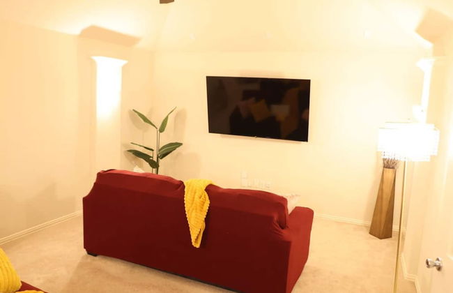 Homify360 5BR Home With Game Room Media Room - Photo 4