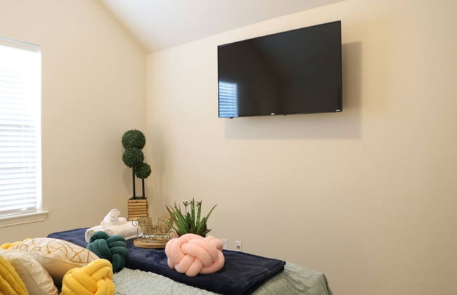 Homify360 5BR Home With Game Room Media Room - Photo 11
