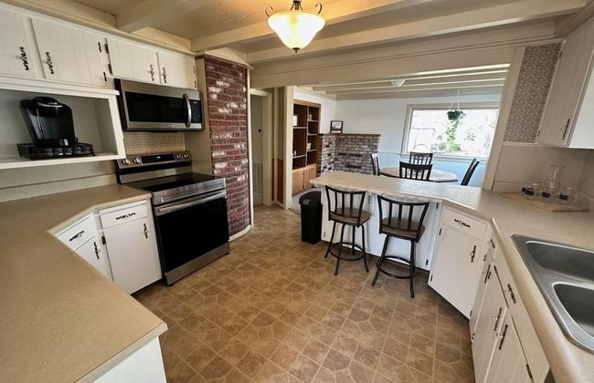 Medford Home and 2 Condos With Pool - Foto 10