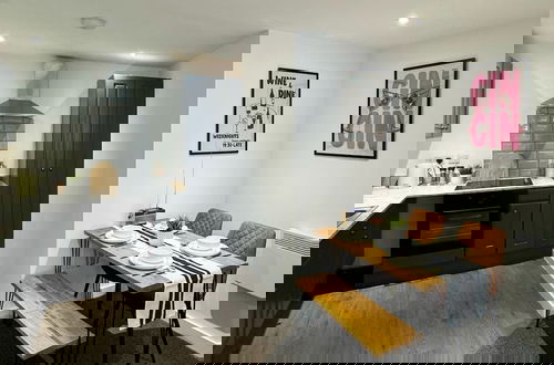 Photo 1 - Modern 1-bed Apartment - Sleeps 4 & Central Links