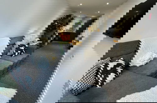 Photo 6 - Modern 1-bed Apartment - Sleeps 4 & Central Links
