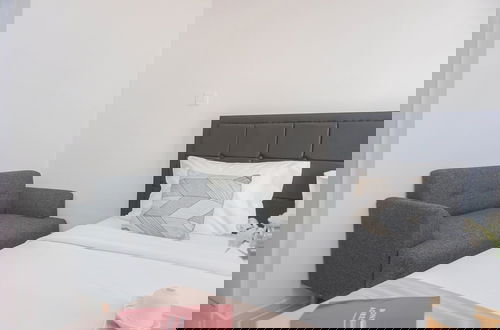 Foto 5 - Full Furnished And Homey Studio At Daan Mogot City Apartment