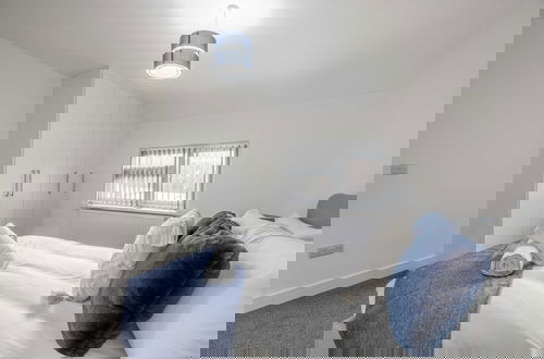 Foto 4 - Chic and Comfy 4 Bedroom Stay Baylis