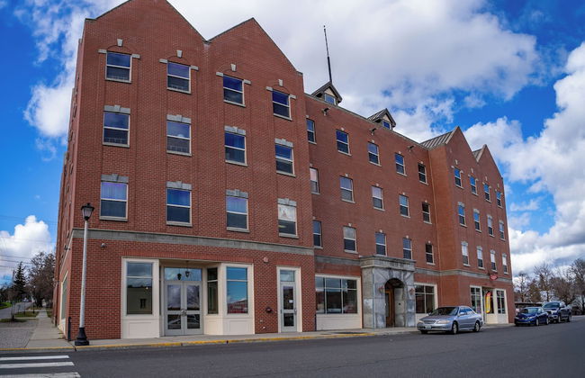 Brewster Hall - Foto 1