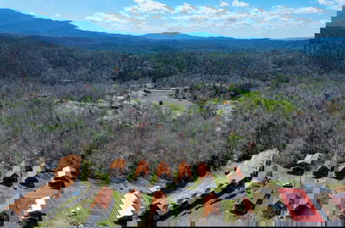 Foto 48 - Hot Tub, Foosball, Pool/gym/tennis Access Chilln in the Smokies by Avantstay