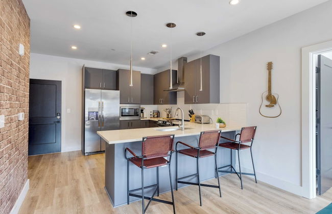 2 Units in Walkable Midtown Location, Gym+pool Honkey-tonk & Muse by Avantstay - Photo 26