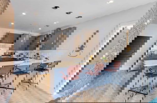 Foto 24 - Sleeps 18 3 Modern Midtown Apartments w/ Gym + Pool Walkable to Shops & Eats