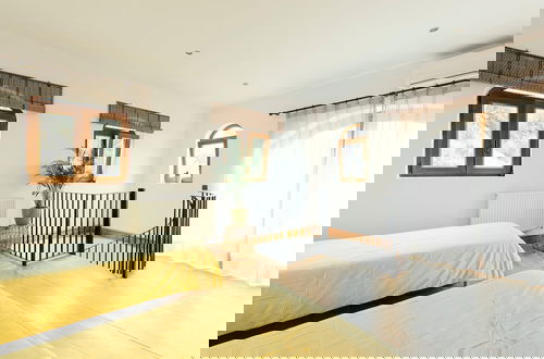 Foto 8 - Luxurious 5 Bedroom Villa With Waterfall Closeby