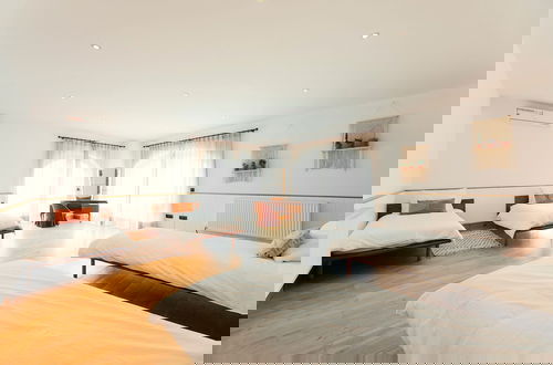 Foto 6 - Luxurious 5 Bedroom Villa With Waterfall Closeby