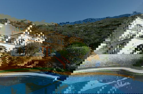 Foto 17 - Luxurious 5 Bedroom Villa With Waterfall Closeby