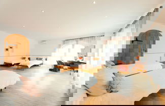 Foto 3 - Luxurious 5 Bedroom Villa With Waterfall Closeby