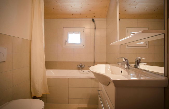 Spacious Chalet With hot tub - Photo 12