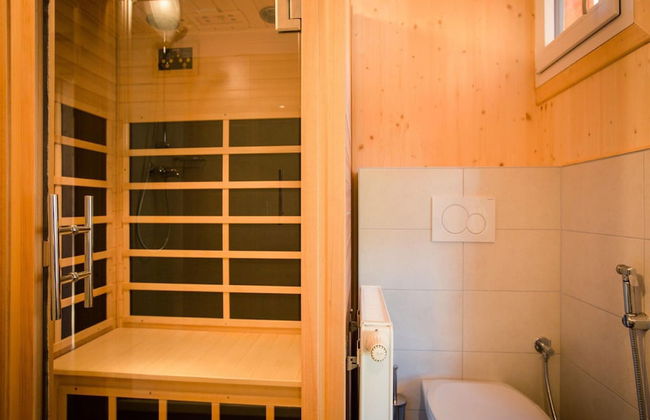 Spacious Chalet With hot tub - Photo 13