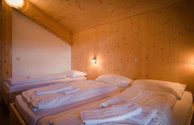 Spacious Chalet With hot tub - Photo 8