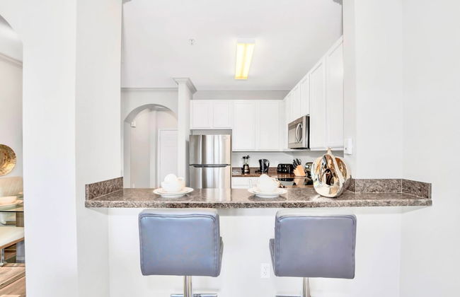 Beautiful Condo w Outdoor Pool Hot Tub and Sauna - Photo 10