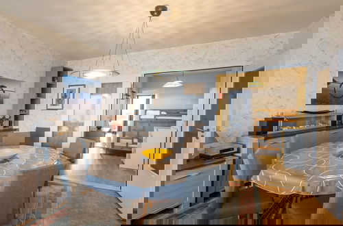 Foto 7 - Bright Apartment With Kitchen