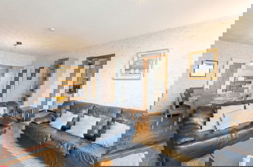 Foto 8 - Bright Apartment With Kitchen