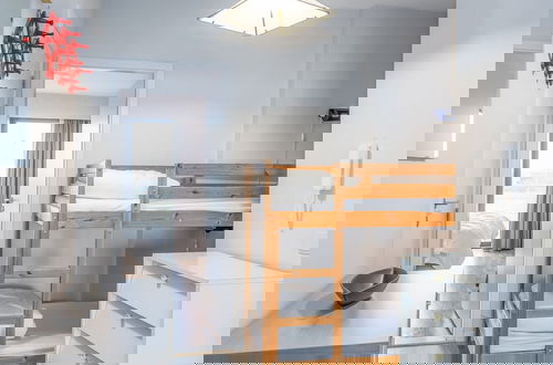 Foto 4 - Bright Apartment With Kitchen