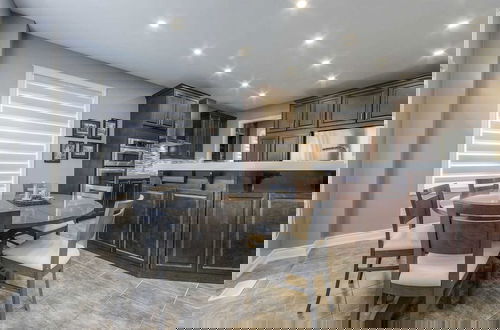 Photo 4 - Luxury Retreat Modern Spacious 4 Bedroom Home
